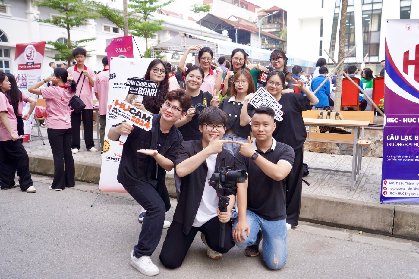 Không khí náo nhiệt sáng 4/5 tại Đại học Văn hóa Hà Nội.