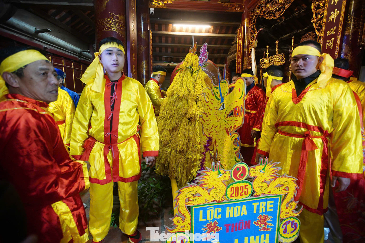 Giò hoa tre được tạo bởi các lóng tre ngà cắt ngắn, vót thành bông ở đầu. Người dân dùng quả dành dành để nhuộm các bông tre này thành hai màu đặc trưng là màu vàng và đỏ. Sau khi kiệu lễ hoa tre được chuẩn bị xong, người dân thực hiện nghi lễ đặc biệt để mời Đức Thánh về chứng giám lễ vật đã được chuẩn bị với tấm lòng thành kính chờ dâng lên trong ngày khai hội.