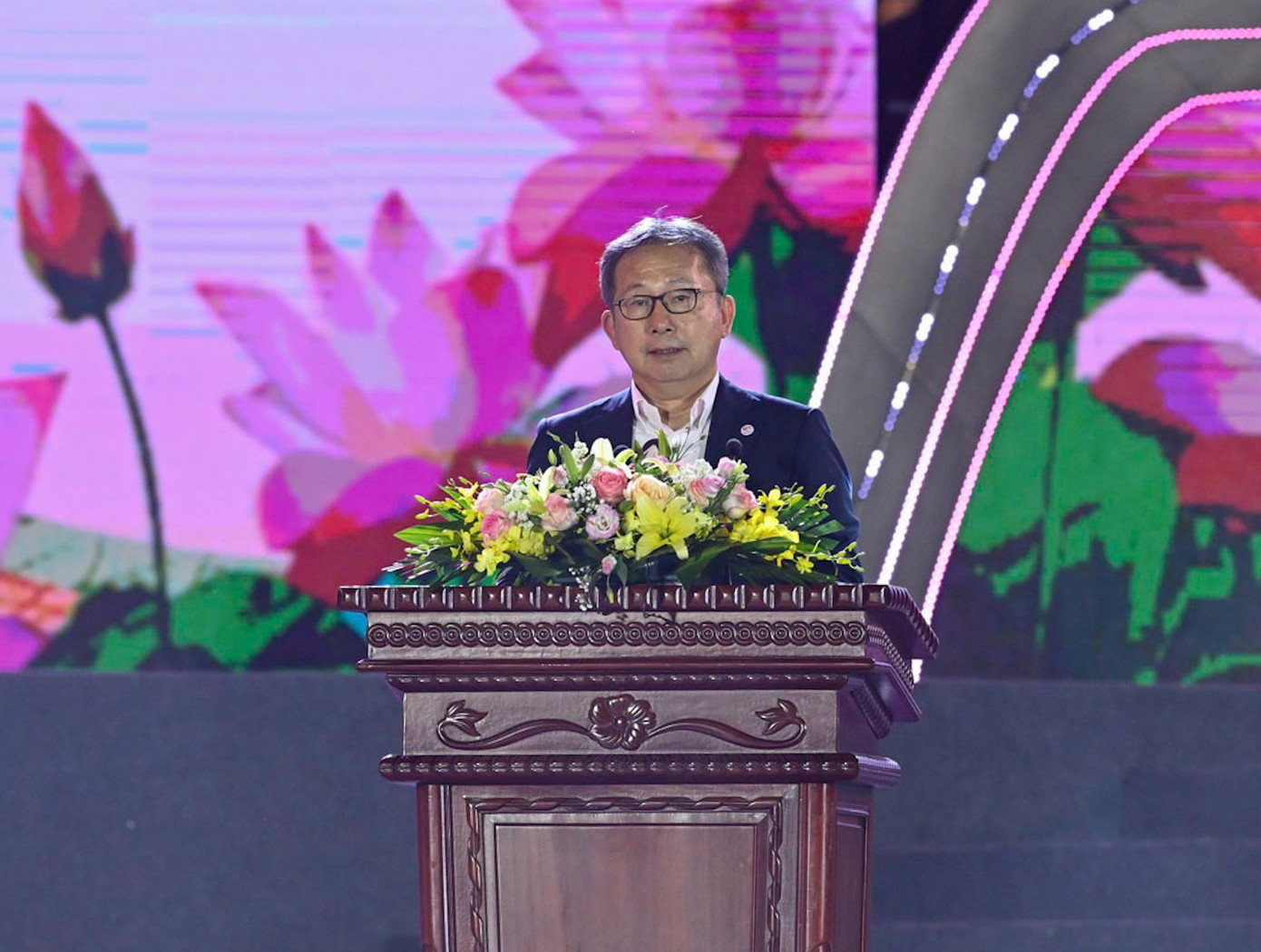 Đại sứ Yamada Takio khẳng định quan hệ hai nước đang ở giai đoạn tốt đẹp nhất từ trước đến nay, có được sự gắn kết mạnh mẽ chưa từng thấy trong tất cả các lĩnh vực. "Tỉnh Hà Nam đã nêu rõ và thực hiện nghiêm túc 10 cam kết để thu hút đầu tư của doanh nghiệp Nhật Bản. Nhờ đó, nhiều doanh nghiệp Nhật Bản đã và đang được hoạt động trong môi trường đầu tư thuận lợi”, ông Yamada Takio bày tỏ. Ảnh: Nguyễn Linh.