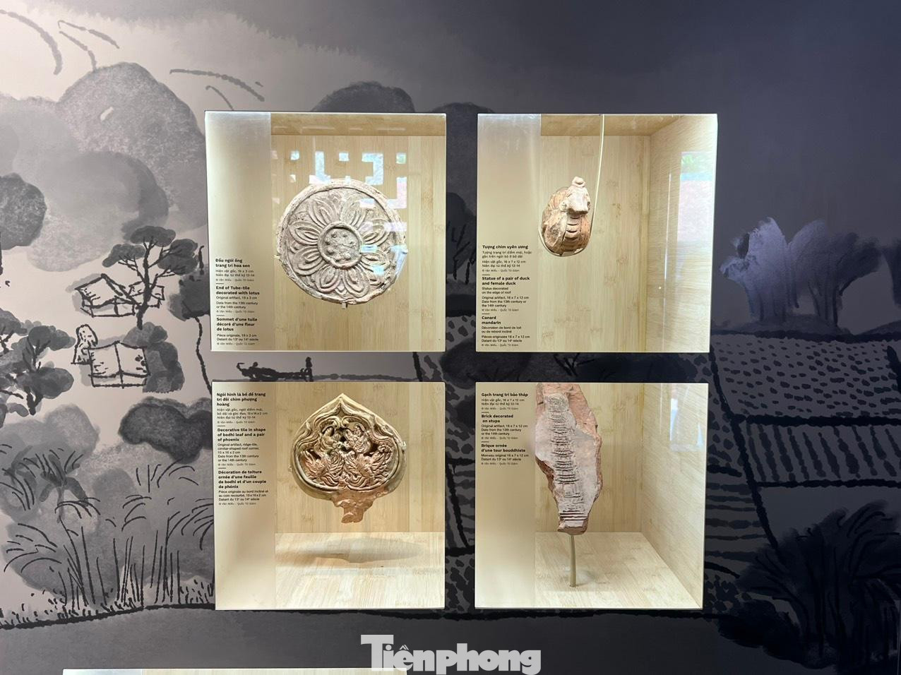 Đầu ngói trang trí hoa sen, chim phượng, tượng chim uyên ương có niên đại từ thế kỷ XIII, XIV. Ảnh: NGỌC ÁNH.