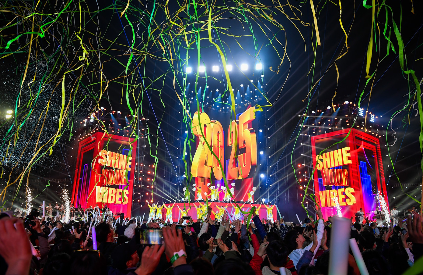 Khán giả cổ vũ cuồng nhiệt cho các nghệ sĩ.