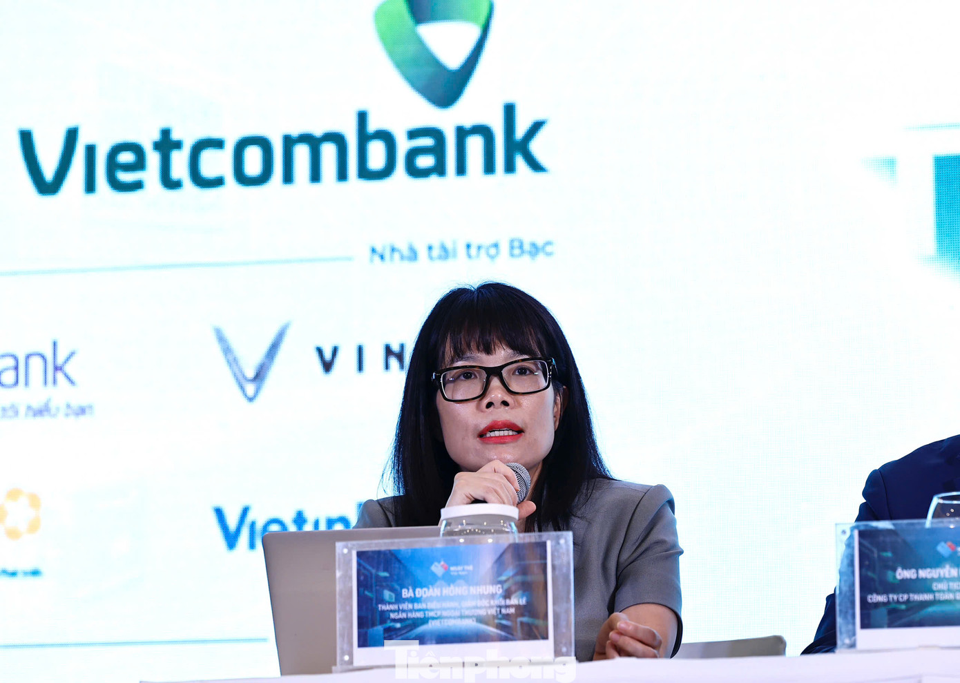 Đại diện Vietcombank chia sẻ về cơ sở hạ tầng thanh toán không dùng tiền mặt tại Việt Nam và vấn đề bảo mật thông tin trong các giao dịch thanh toán này. Ảnh: Như Ý. Đại diện Vietcombank chia sẻ về cơ sở hạ tầng thanh toán không dùng tiền mặt tại Việt Nam và vấn đề bảo mật thông tin trong các giao dịch thanh toán này. Ảnh: Như Ý.