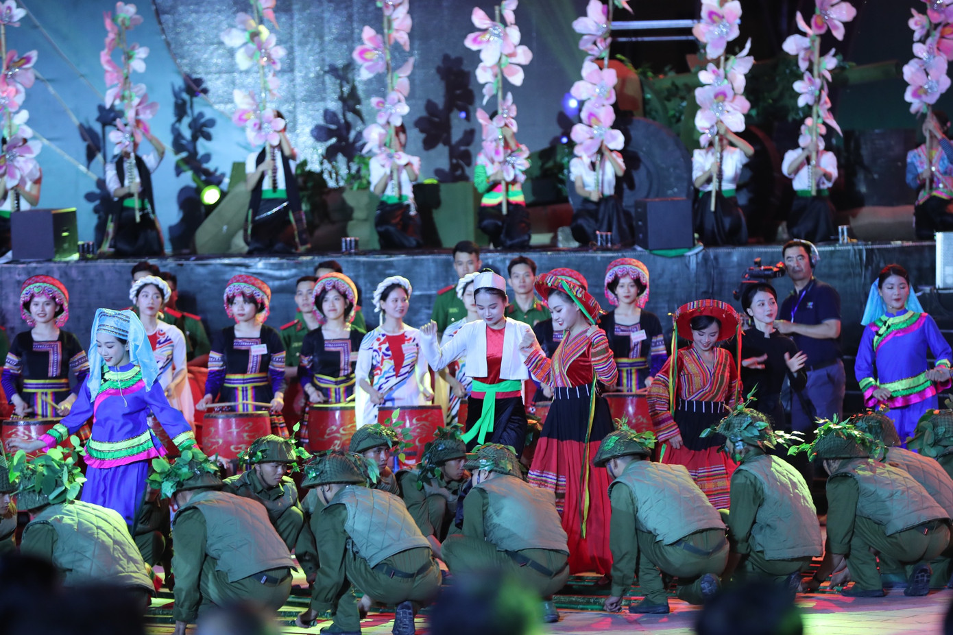 Nhiều nghệ sĩ nổi tiếng góp giọng trong chương trình như NSND Trần Hiếu, NSND Quang Thọ, NSND Dương Minh Đức, NSƯT Thanh Vinh, ca sĩ Tùng Dương, Tạ Quang Thắng, Vũ Thắng Lợi, Hoàng Quyên, Đào Tố Loan…