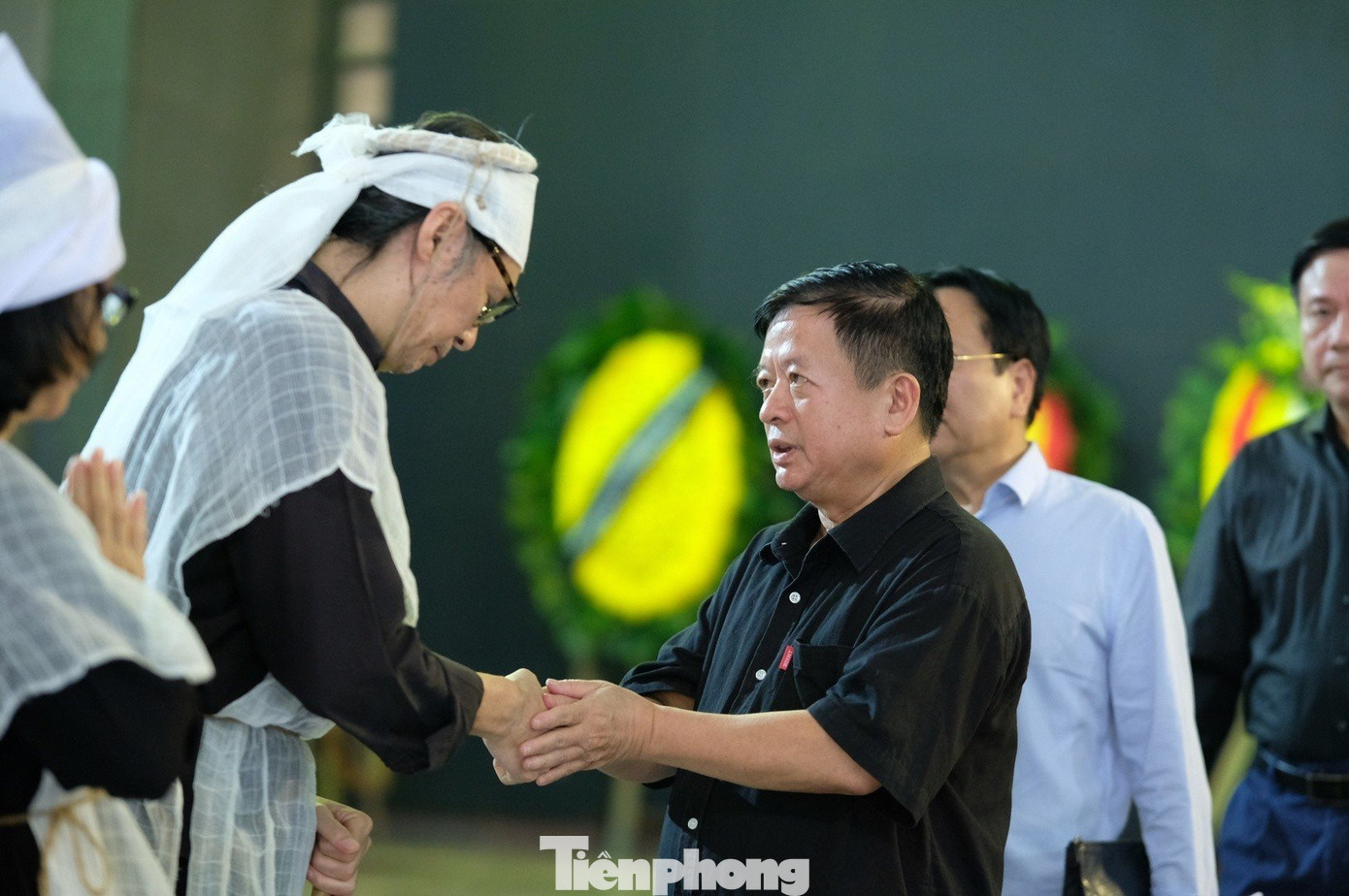 Nhạc sĩ Đỗ Hồng Quân - Chủ tịch Liên hiệp các Hội văn học nghệ thuật Việt Nam - chia sẻ nỗi mất mát cùng gia đình. Nhạc sĩ Đỗ Hồng Quân - Chủ tịch Liên hiệp các Hội văn học nghệ thuật Việt Nam - chia sẻ nỗi mất mát cùng gia đình.