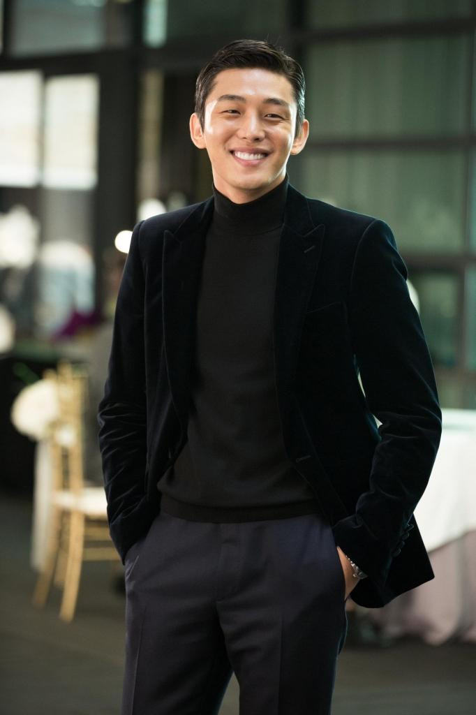 Yoo Ah In cũng có thu nhập tương tự như đàn anh Jo In Sung. Nam diễn viên sinh năm 1986 được mệnh danh là &quot;Ảnh đế&quot; của Hàn Quốc với những vai diễn đột phá, nhiều màu sắc