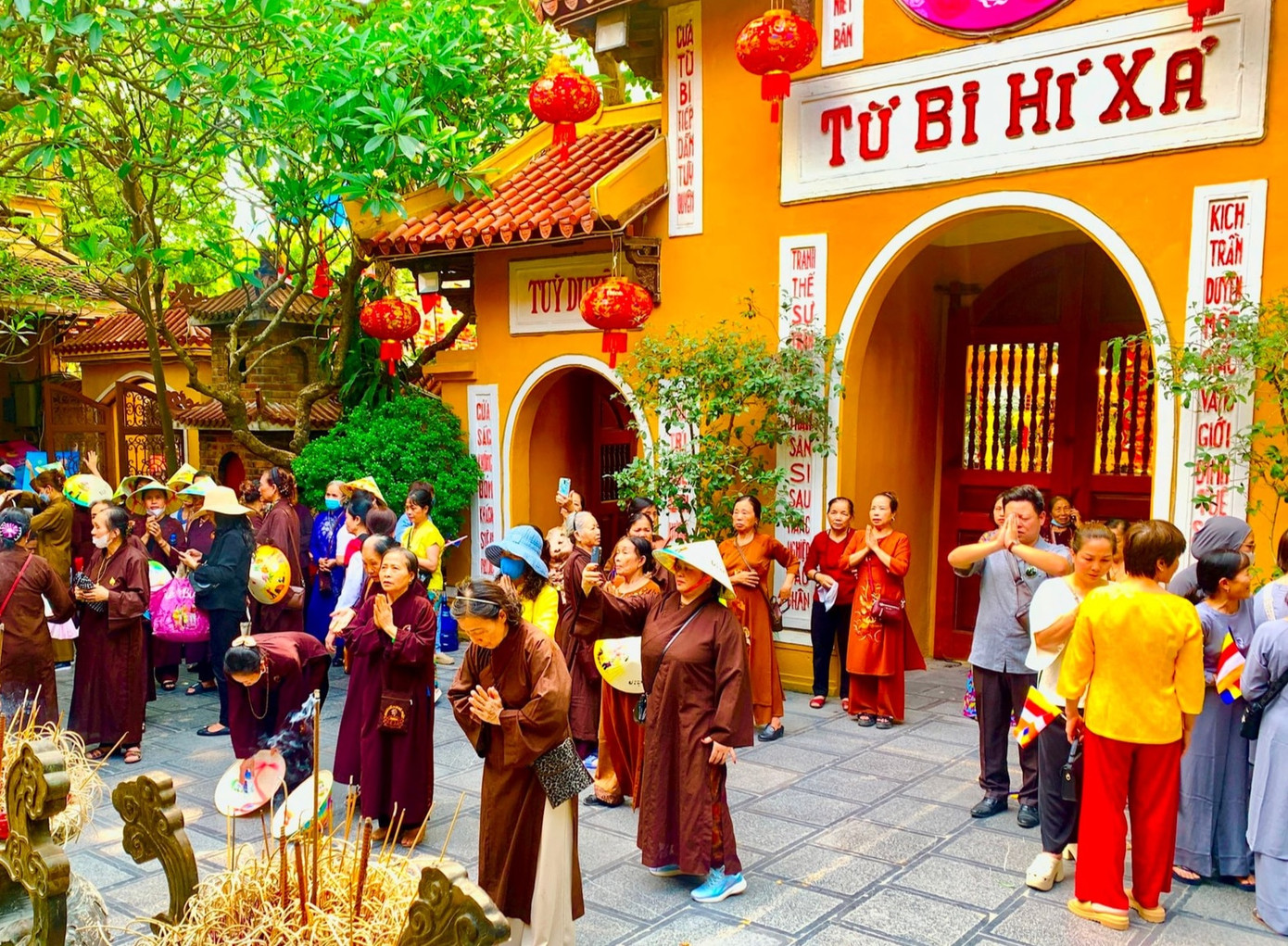 Đúng 6h sáng 1/7, các chùa trên cả nước đồng loạt cử ba hồi chuông, trống bát nhã cầu quốc thái dân an. Đúng 6h sáng 1/7, các chùa trên cả nước đồng loạt cử ba hồi chuông, trống bát nhã cầu quốc thái dân an.