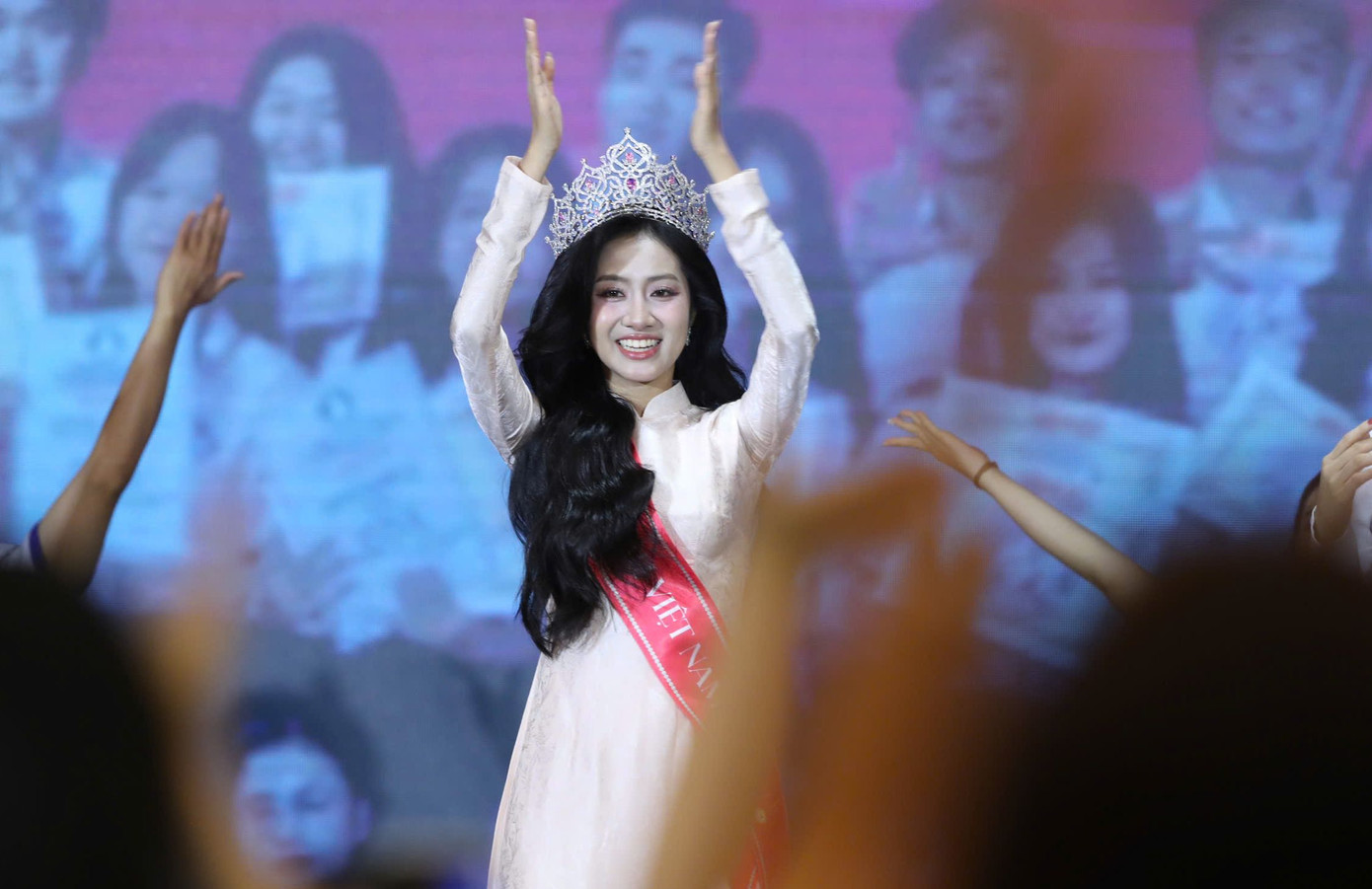 Khi tiết mục Tự hào UFM vang lên, Hoa hậu Hà Trúc Linh và người đẹp lọt top 15 Hoa hậu Việt Nam 2024 Trần Thị Huyền Cơ lên sân khấu nhảy ngẫu hứng cùng sinh viên. Khi tiết mục Tự hào UFM vang lên, Hoa hậu Hà Trúc Linh và người đẹp lọt top 15 Hoa hậu Việt Nam 2024 Trần Thị Huyền Cơ lên sân khấu nhảy ngẫu hứng cùng sinh viên.