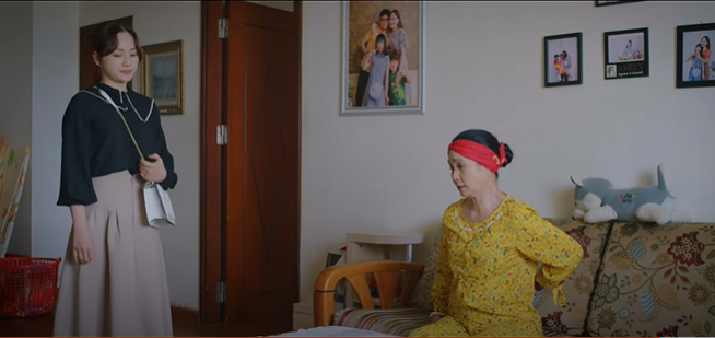 Bà Hiền than mệt, tốn tiền vì phải chăm cháu nội.