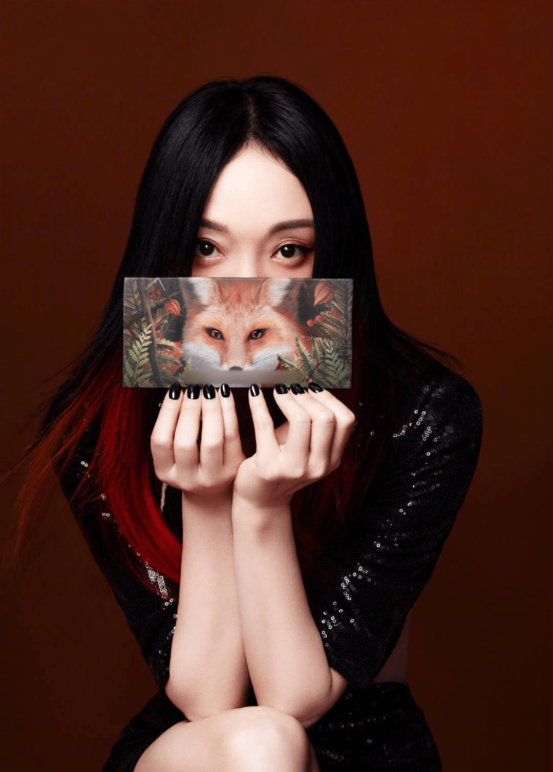 Sau khi ly hôn với tài tử Cao Thánh Viễn vào năm 2020, Châu Tấn chăm chỉ trở lại với những hoạt động nghệ thuật. Nữ diễn viên cũng hợp tác với nhiều nhãn hàng và trở thành gương mặt đắt show quảng cáo.