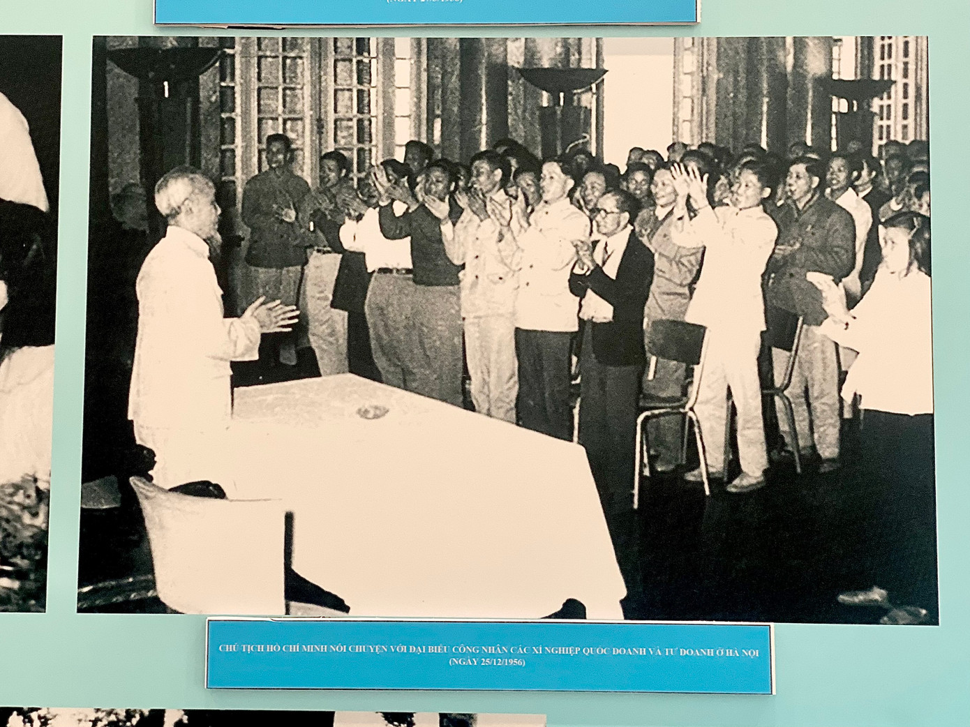 Năm 1956, đại biểu công nhân các xí nghiệp quốc doanh và tư doanh ở Hà Nội vinh dự đón Bác về thăm.