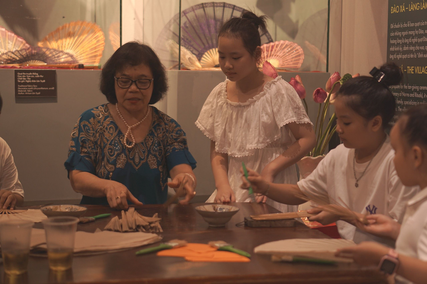 Du khách được nghe những câu chuyện đầy màu sắc văn hóa về phong tục “diệt sâu bọ” của nghệ nhân ẩm thực Ánh Tuyết. Khu trưng bày Tết Đoan Ngọ truyền thống hấp dẫn với những phong tục độc đáo của người dân kinh thành Thăng Long xưa như: đeo túi thơm, buộc chỉ ngũ sắc, bôi hùng hoàng cho trẻ em, tục hái thuốc vào giờ ngọ…