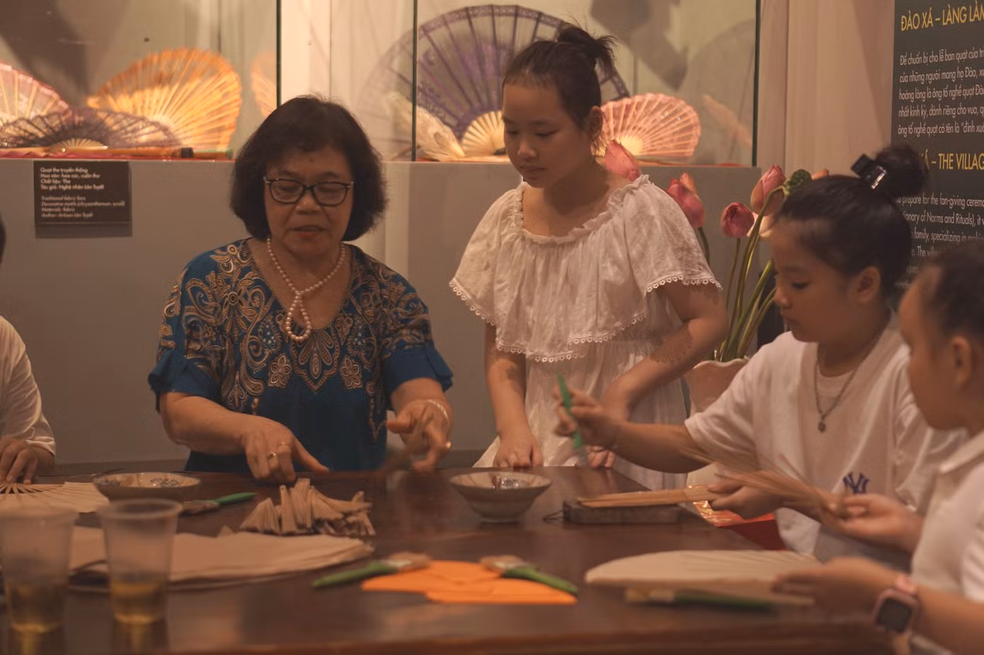 Du khách được nghe những câu chuyện đầy màu sắc văn hóa về phong tục “diệt sâu bọ” của nghệ nhân ẩm thực Ánh Tuyết. Khu trưng bày Tết Đoan Ngọ truyền thống hấp dẫn với những phong tục độc đáo của người dân kinh thành Thăng Long xưa như: đeo túi thơm, buộc chỉ ngũ sắc, bôi hùng hoàng cho trẻ em, tục hái thuốc vào giờ ngọ…