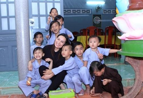 Các con nuôi của Phi Nhung sẽ được Trizzie Phương Trinh hỗ trợ chăm sóc. Các con nuôi của Phi Nhung sẽ được Trizzie Phương Trinh hỗ trợ chăm sóc.