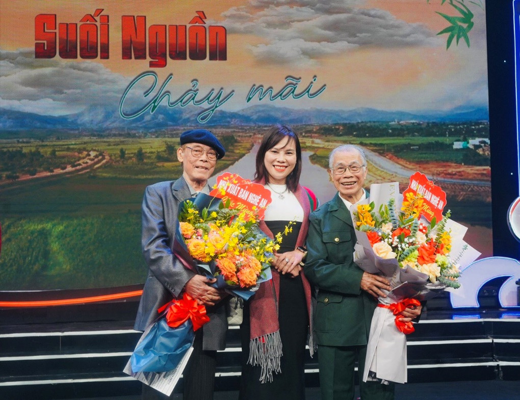 Nhạc sĩ Lê Hàm (ngoài cùng bên trái) được tri ân trong chương trình nghệ thuật Suối nguồn chảy mãi cuối năm 2023. Nhạc sĩ Lê Hàm (ngoài cùng bên trái) được tri ân trong chương trình nghệ thuật Suối nguồn chảy mãi cuối năm 2023.