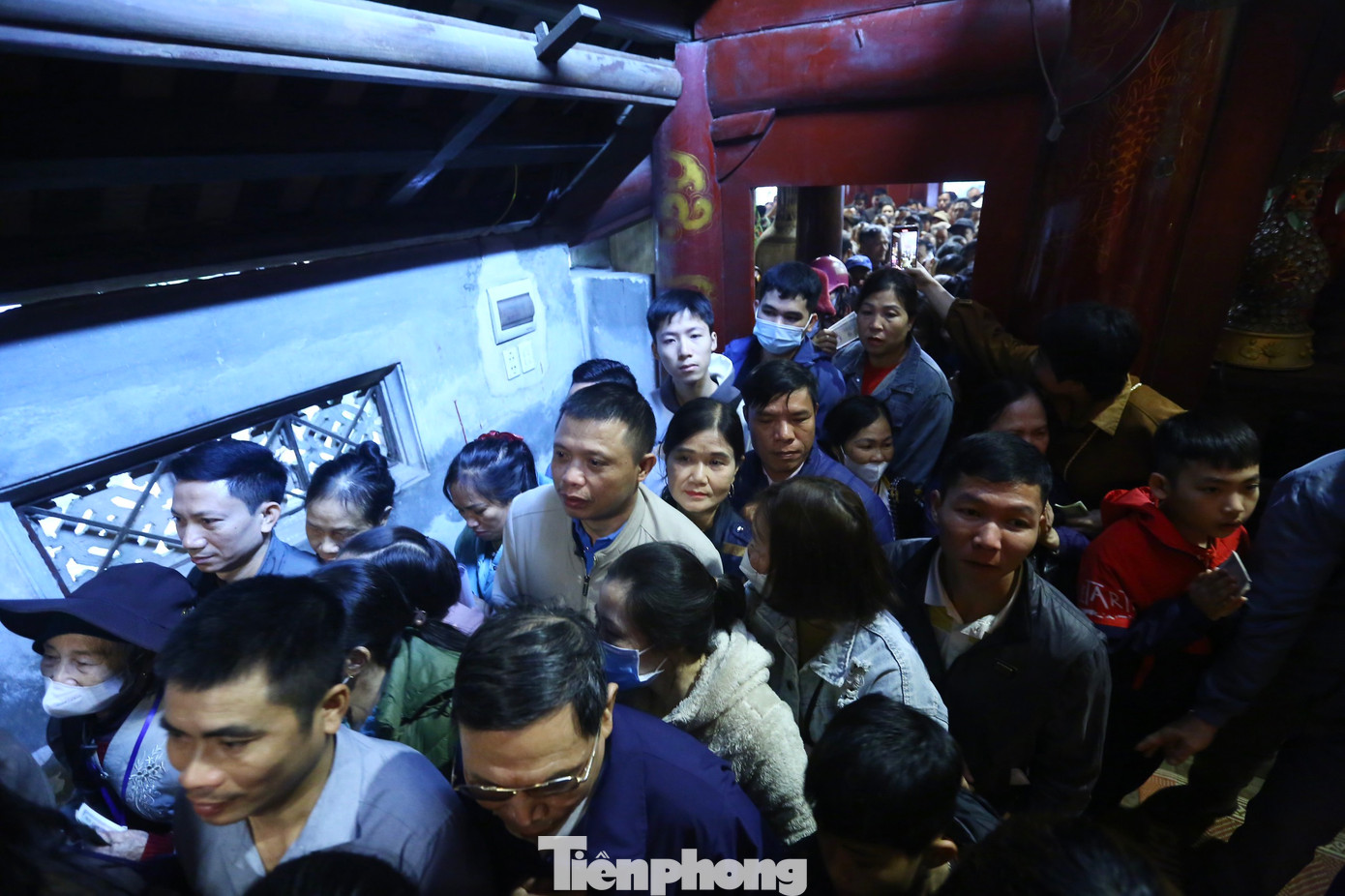 Tuy nhiên, ngay sau khi lễ xong, du khách vẫn tràn vào khu vực phát hoa tre để xin lộc, khiến lối đi trong điện chính tắc nghẽn.