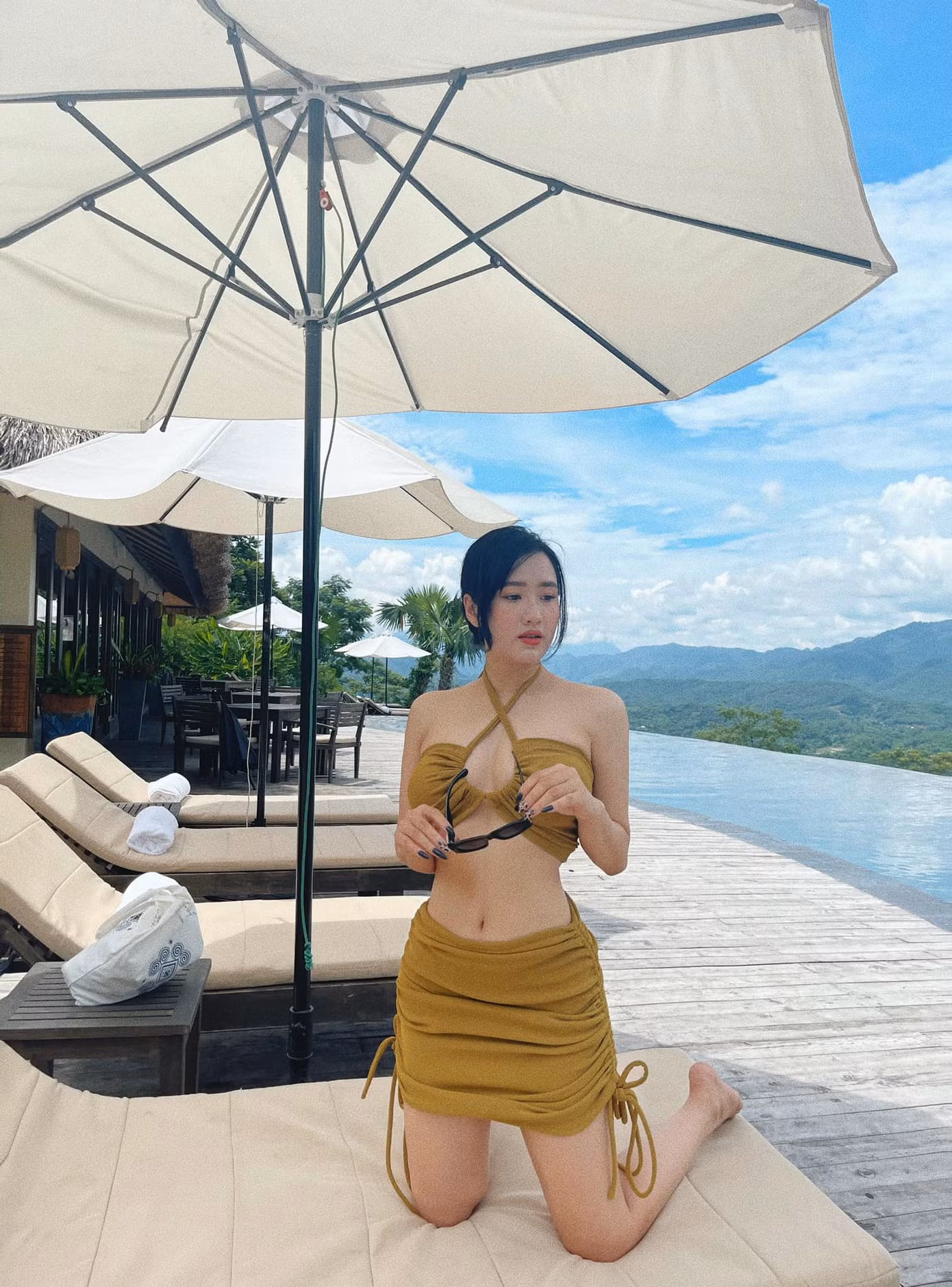 Nữ diễn viên 10X có thân hình nóng bỏng. Cô chuộng gu thời trang quyến rũ, ngọt ngào. Phương Anh thường xuyên đăng những tấm hình khoe trọn vóc dáng cuốn hút trên trang cá nhân.
