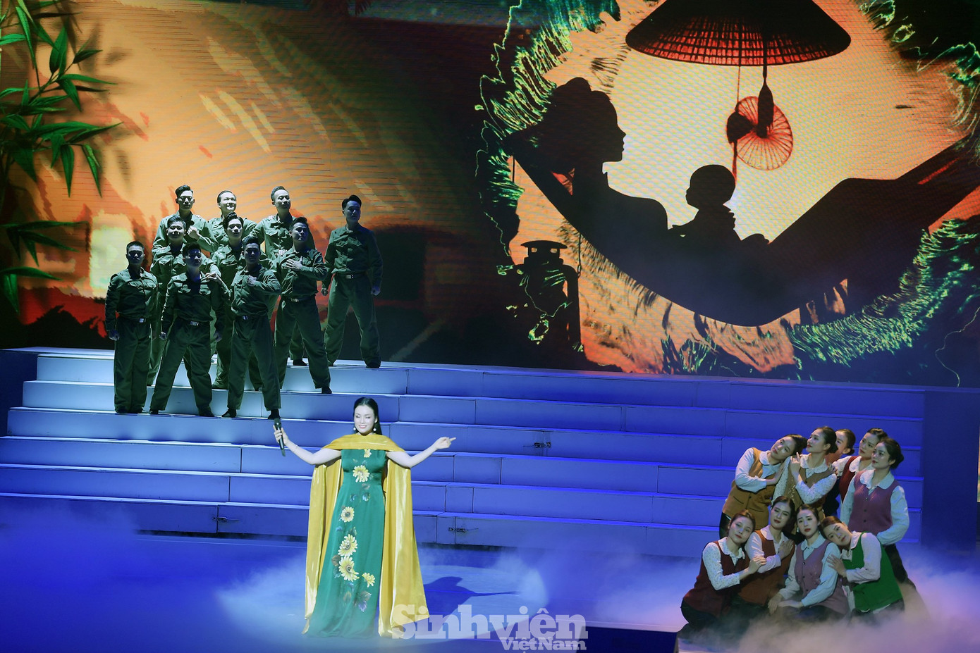 Trước khi tổng duyệt lần đầu tại Nhà hát Hồ Gươm, chương trình đã có 3 ngày hợp luyện tại Bộ Tư lệnh Cảnh sát Cơ động.