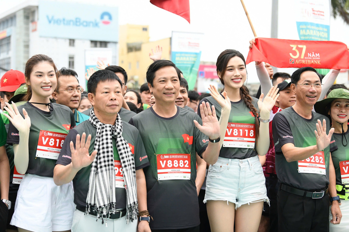 Sáng 30/3, Giải Vô địch Quốc gia Marathon và cự ly dài báo Tiền Phong lần thứ 66 - năm 2025 (Tiền Phong Marathon 2025) diễn ra tại Quảng Trị. Hoa hậu Đỗ Thị Hà và Á hậu Ngọc Thảo tham gia chạy đồng hành cùng các đại diện BTC Tiền Phong Marathon 2025.