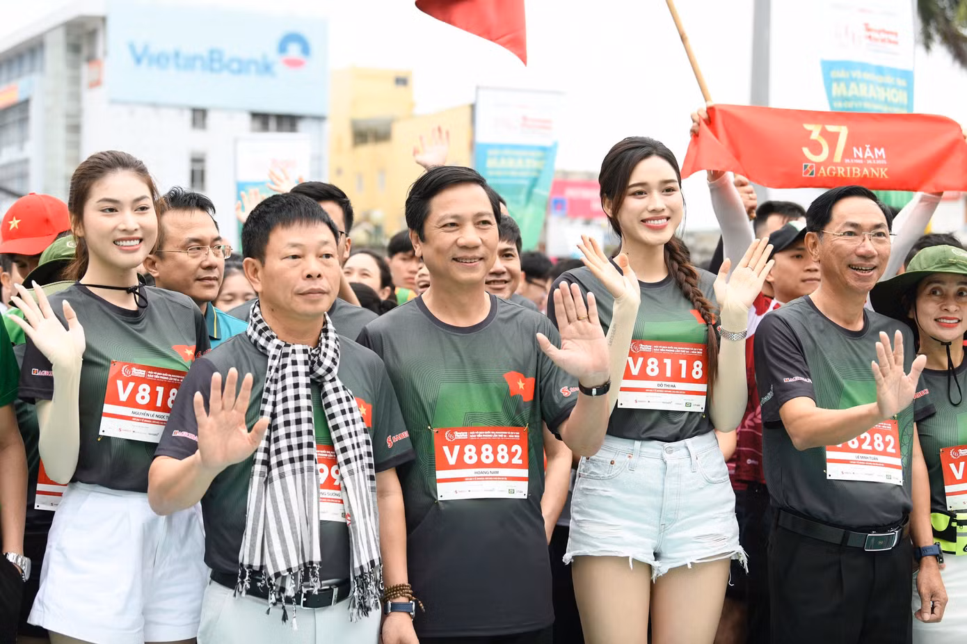 Sáng 30/3, Giải Vô địch Quốc gia Marathon và cự ly dài báo Tiền Phong lần thứ 66 - năm 2025 (Tiền Phong Marathon 2025) diễn ra tại Quảng Trị. Hoa hậu Đỗ Thị Hà và Á hậu Ngọc Thảo tham gia chạy đồng hành cùng các đại diện BTC Tiền Phong Marathon 2025.