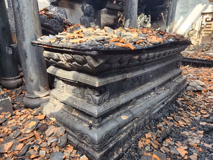 Toàn bộ bề mặt bàn thờ bị ám khói đen, đài sen bị gãy vỡ hai góc bên trái. Toàn bộ bề mặt bàn thờ bị ám khói đen, đài sen bị gãy vỡ hai góc bên trái.