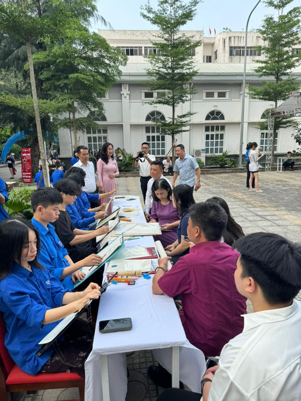 Gian hàng Đại học Mỹ thuật Việt Nam trong Ngày hội tuyên truyền hướng nghiệp năm 2024.