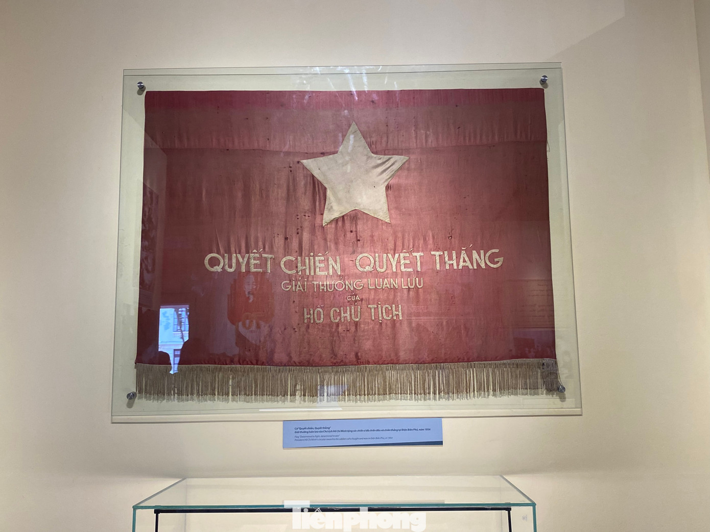 Lá cờ “Quyết chiến quyết thắng” của Bác Hồ là sức mạnh tinh thần to lớn động viên các cán bộ, chiến sĩ và nhân dân ta. Ngày 10/3/1954, ba ngày trước khi chiến dịch Điện Biên Phủ mở màn, Đại tướng, Tổng Tư lệnh Võ Nguyên Giáp ra lời kêu gọi: “Tất cả cán bộ và chiến sĩ, tất cả đơn vị, tất cả binh chủng hãy dũng cảm tiến lên, thi đua lập công, giật lá cờ Quyết chiến quyết thắng của Hồ Chủ tịch..."