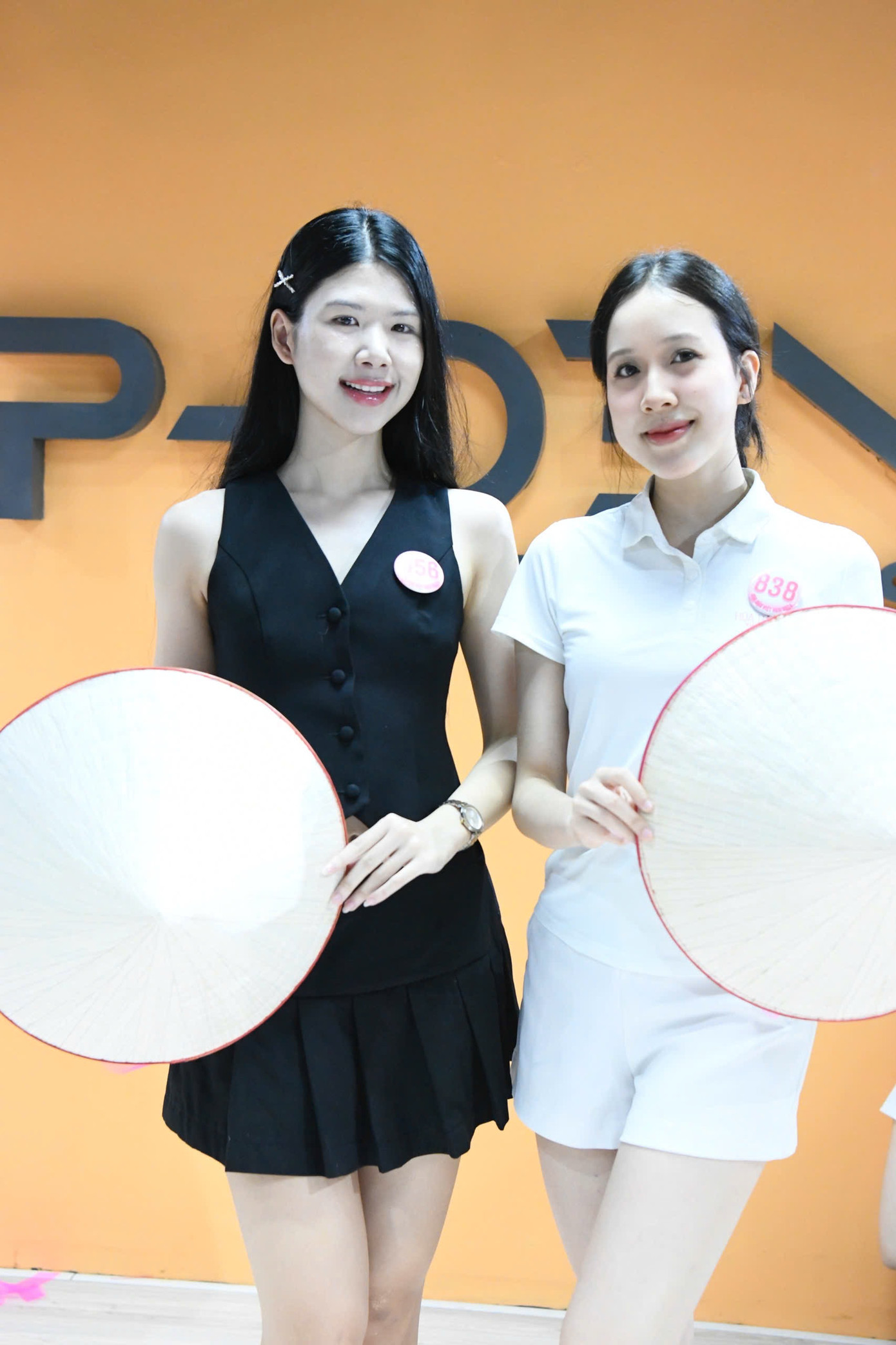 Đinh Hoàng Linh Đan và Hà Thu Trang trong buổi tập vũ đạo trước thềm Chung khảo Hoa hậu Việt Nam.