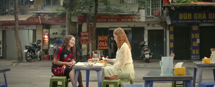 Hai mẹ con bà Bích buôn đủ thứ chuyện ở hàng bún. Ảnh: CMH.