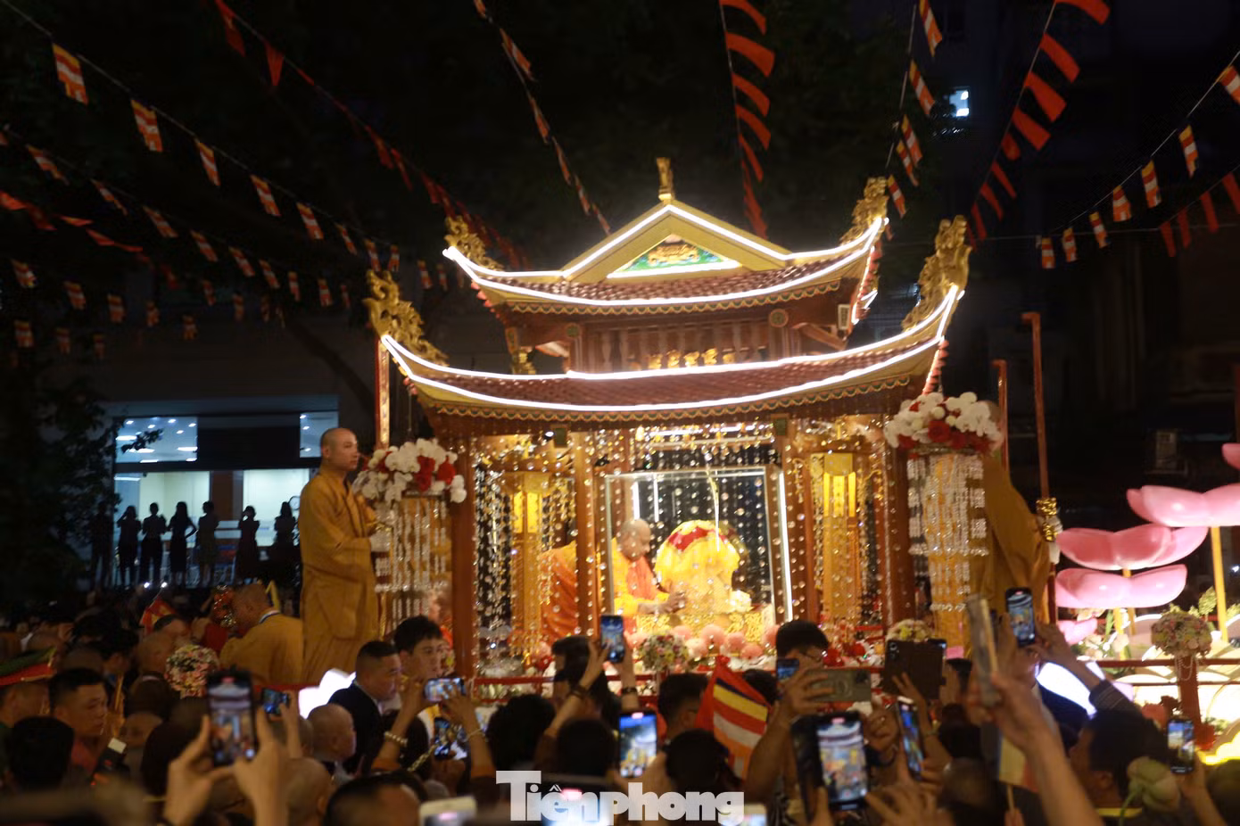 Từ 19h cùng ngày, xá lợi được cung rước qua nhiều tuyến phố trung tâm Thủ đô Hà Nội như Lý Thường Kiệt, Hàng Bài, Đinh Tiên Hoàng, Lê Thái Tổ, Bà Triệu... rồi trở về chùa Quán Sứ.