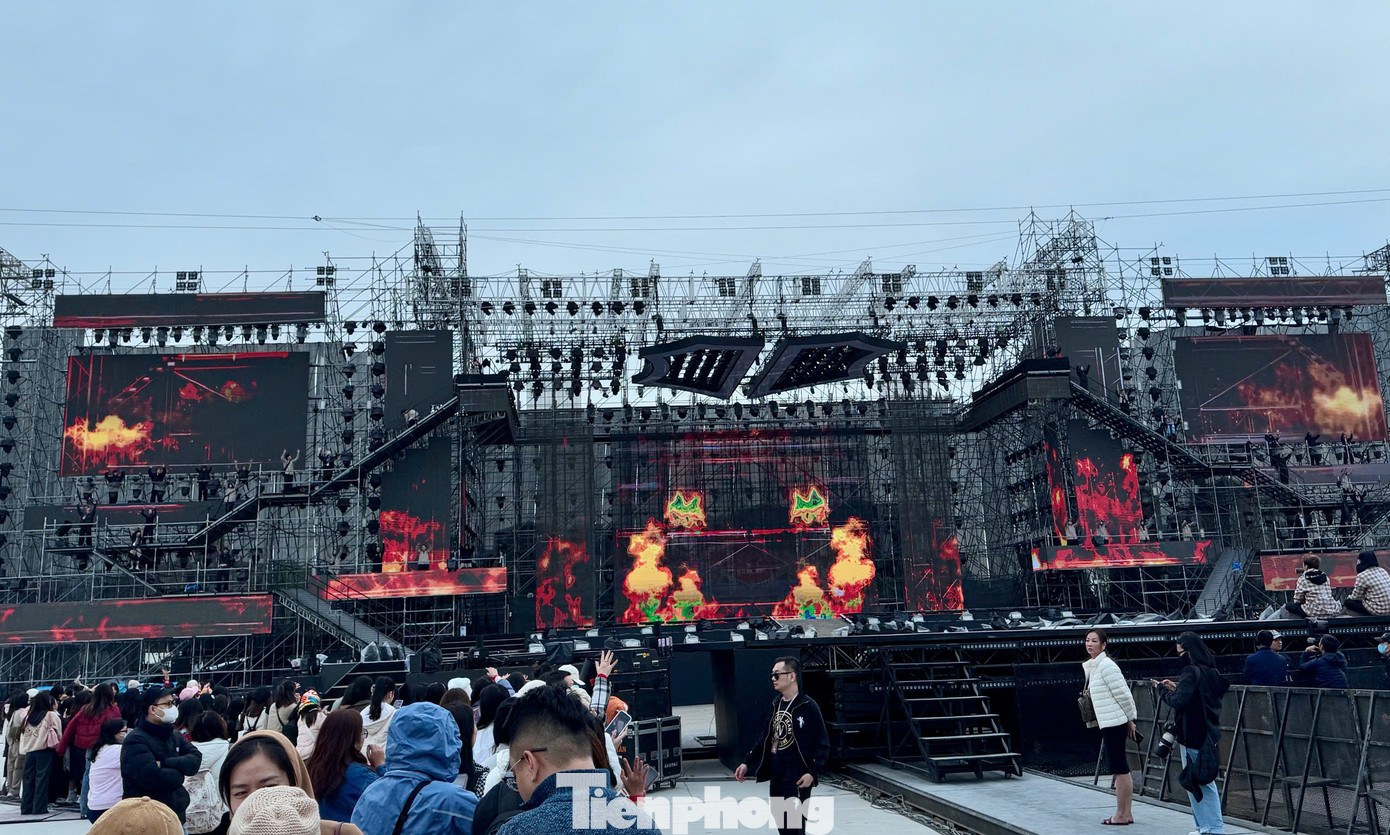 Concert Anh trai vượt ngàn chông gai diễn ra tối 14/12 tại Vinhomes Ocean Park 3 (Hưng Yên). Chiều 13/12, mọi công tác chuẩn bị gần như hoàn tất.