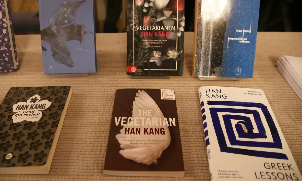 Các tác phẩm của Han Kang thường đi sâu vào những khía cạnh gai góc của con người với lối viết sắc lạnh, ám ảnh. Các tác phẩm của Han Kang thường đi sâu vào những khía cạnh gai góc của con người với lối viết sắc lạnh, ám ảnh.