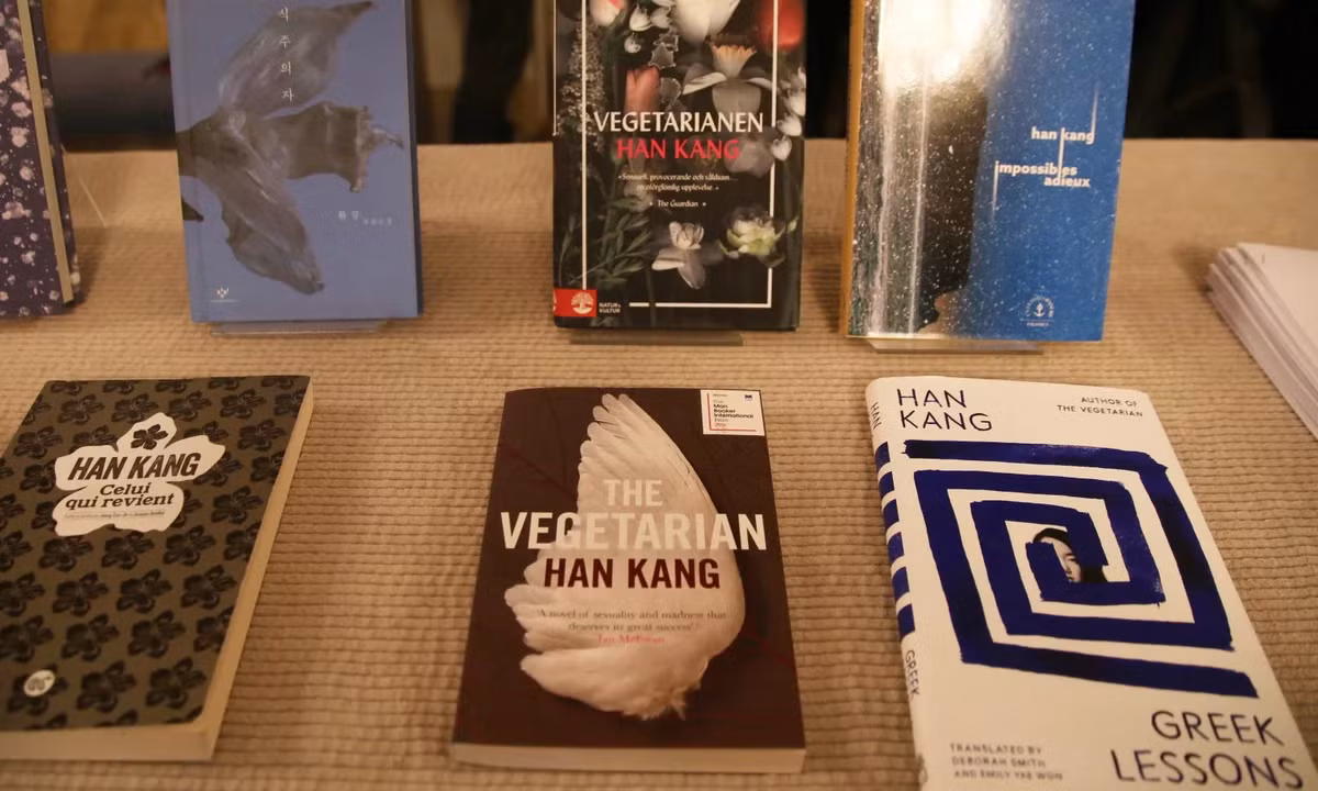 Các tác phẩm của Han Kang thường đi sâu vào những khía cạnh gai góc của con người với lối viết sắc lạnh, ám ảnh.