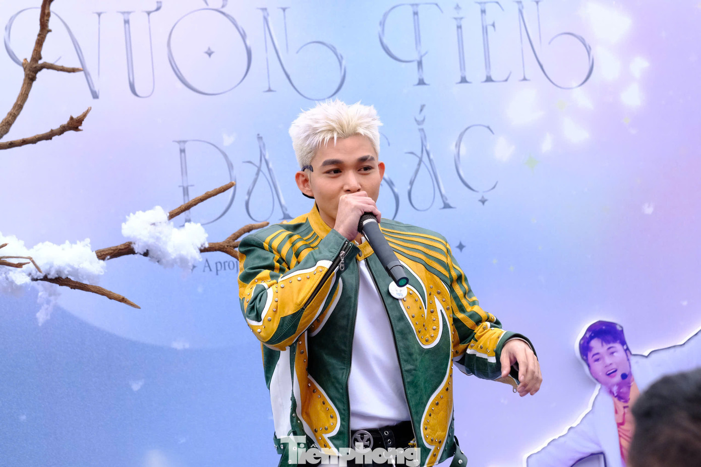 Anh tài Jun Phạm giao lưu với người hâm mộ. Mỗi anh tài đều có một khu vực chụp ảnh riêng.