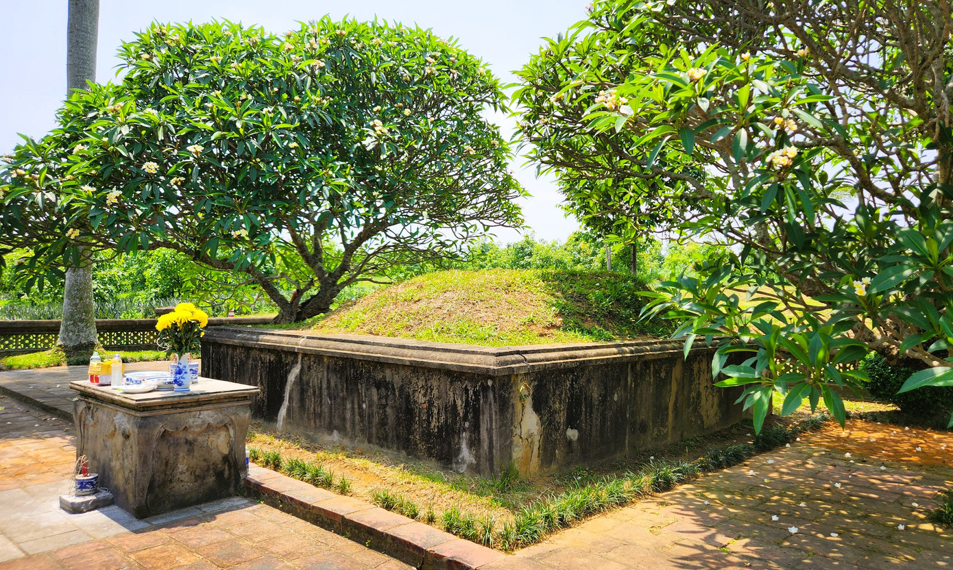 Lăng mộ vua Lê Túc Tông nằm trên đỉnh đồi. Lăng mộ vua Lê Túc Tông nằm trên đỉnh đồi.