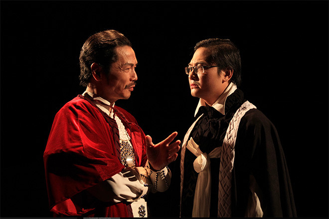 NSƯT Tạ Tuấn Minh (bên phải) vào vai Hamlet trong vở kịch kinh điển do cố NSND Anh Tú đạo diễn.