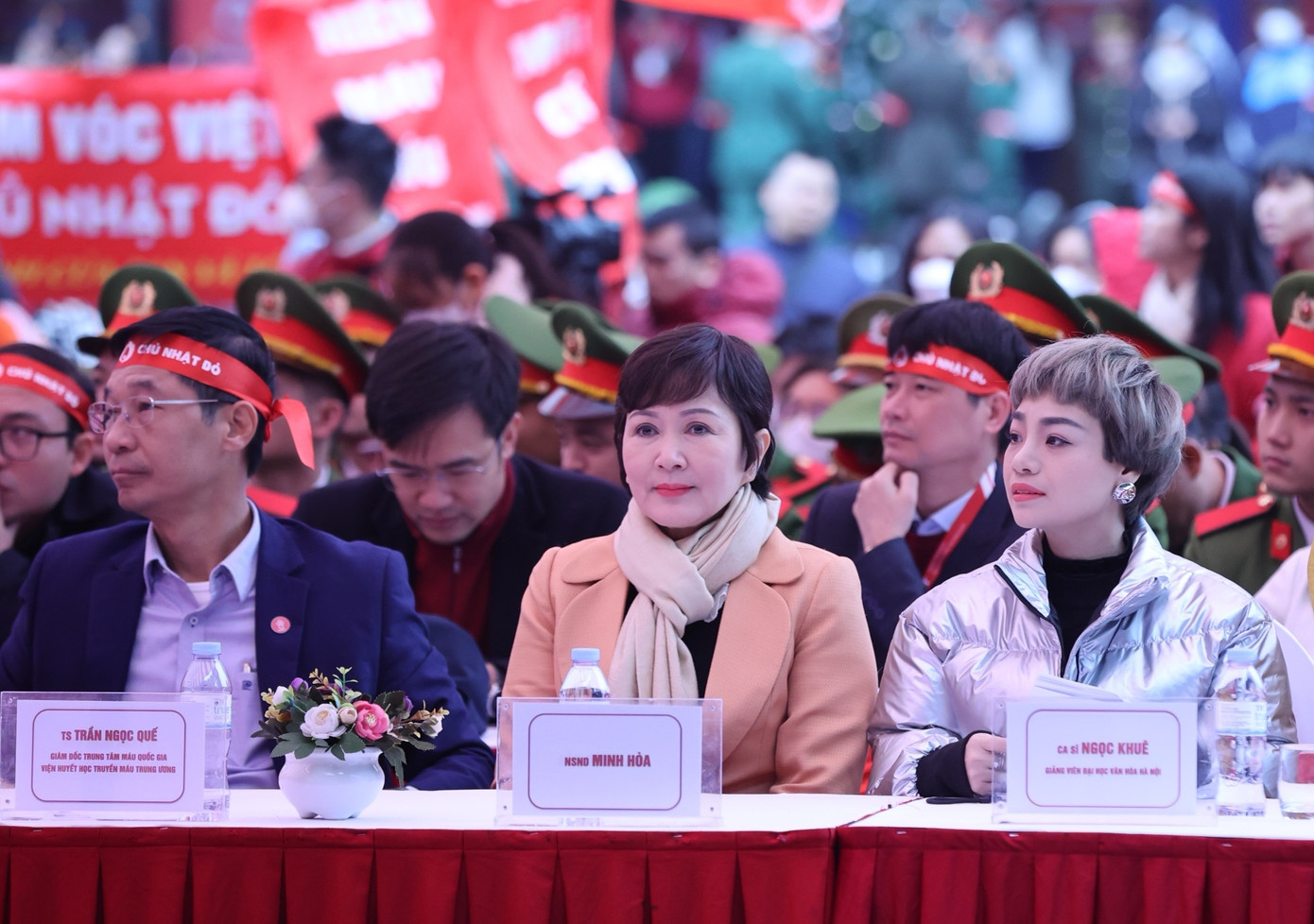 NSND Minh Hòa, ca sĩ Ngọc Khuê đồng hành với 'Chủ Nhật Đỏ' lần thứ 24. NSND Minh Hòa nói lời tri ân tới chương trình, các bạn sinh viên, thanh niên đã tham gia hiến máu. Cách đây 5 năm, NSND Minh Hòa bị ốm và cần truyền máu gấp. Kể từ đó, chị cảm nhận sâu sắc thông điệp Hiến máu cứu người – Sinh mệnh của bạn và tôi.