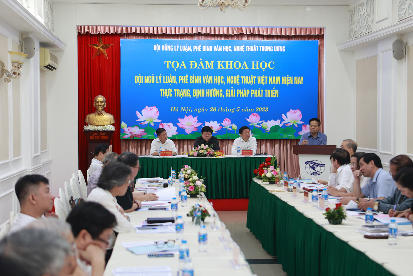 Các chuyên gia nhận định chính sách đào tạo, bồi dưỡng đội ngũ lý luận, phê bình còn non yếu. Các chuyên gia nhận định chính sách đào tạo, bồi dưỡng đội ngũ lý luận, phê bình còn non yếu.