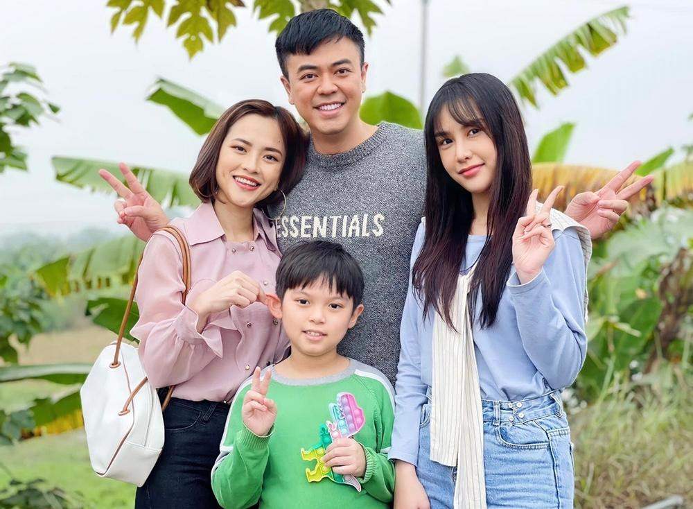 Gia đình của Dung và Duy Anh (Tuấn Tú) trong phim.