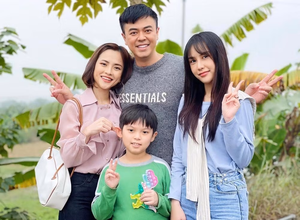 Gia đình của Dung và Duy Anh (Tuấn Tú) trong phim. Gia đình của Dung và Duy Anh (Tuấn Tú) trong phim.