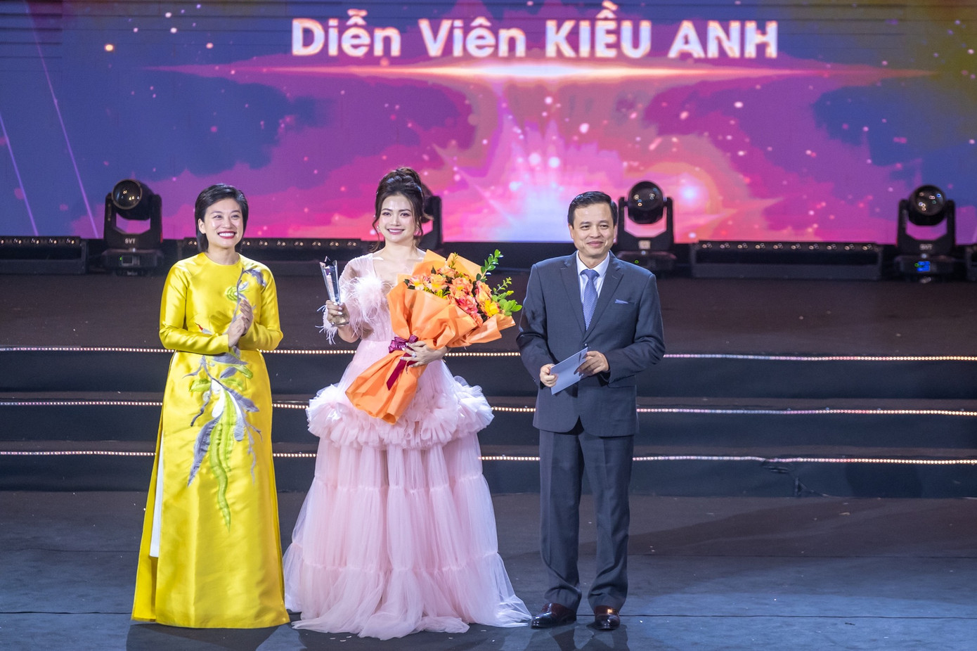 NSƯT Kiều Anh nhận giải Nữ diễn viên truyền hình nổi bật năm 2023.