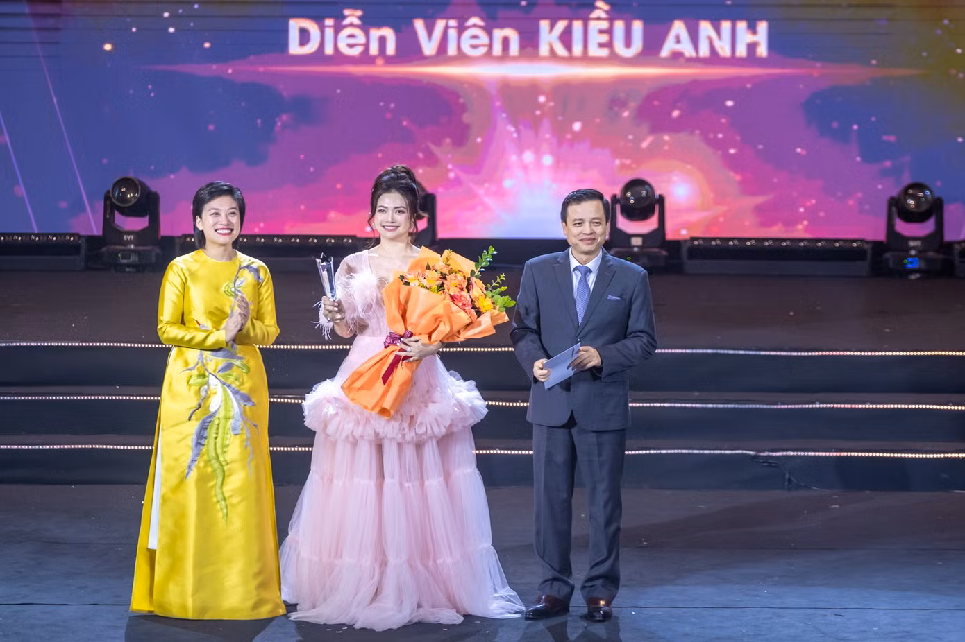 NSƯT Kiều Anh nhận giải Nữ diễn viên truyền hình nổi bật năm 2023.