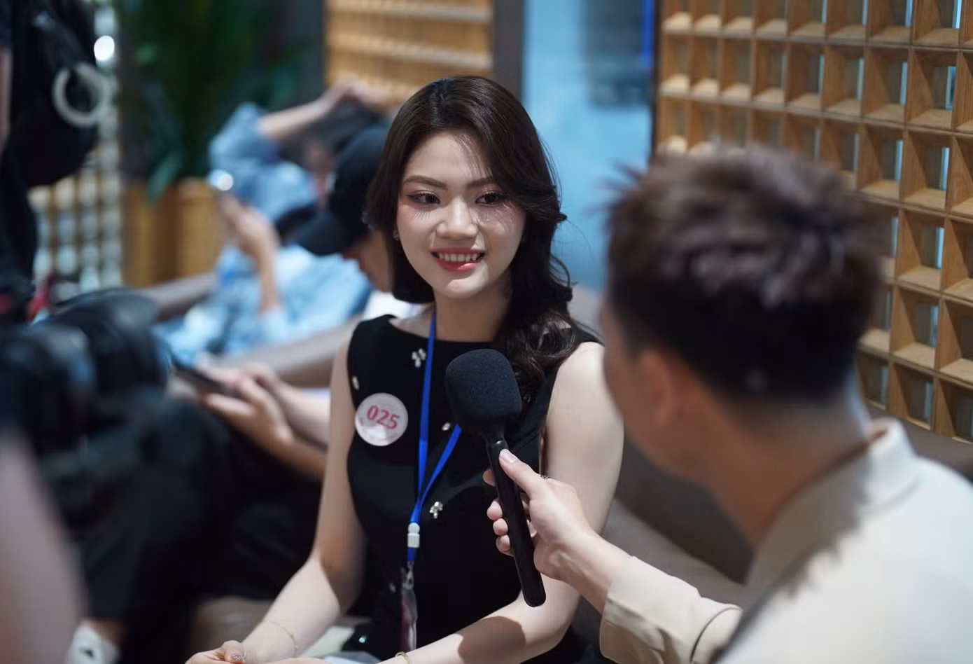 Thí sinh Hà Lê Quỳnh Như - 21 tuổi - tham gia vòng Sơ tuyển Hoa hậu Việt Nam khu vực phía Nam. Cô nói rất bất ngờ với phần thi nhân trắc học. Dù ban đầu có chút ngại ngùng nhưng cô dần lấy lại cảm giác tự tin được các bác sĩ, chuyên gia động viên. "Các bác sĩ đo chuẩn xác từng số đo, đặc điểm trên gương mặt, xem cả nụ cười, cách đi đứng", thí sinh bày tỏ.