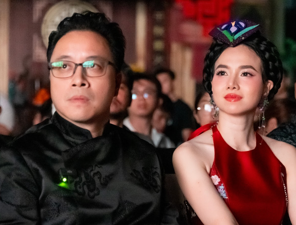 Đạo diễn Victor Vũ và bà xã - diễn viên Đinh Ngọc Diệp. Đạo diễn Victor Vũ và bà xã - diễn viên Đinh Ngọc Diệp.