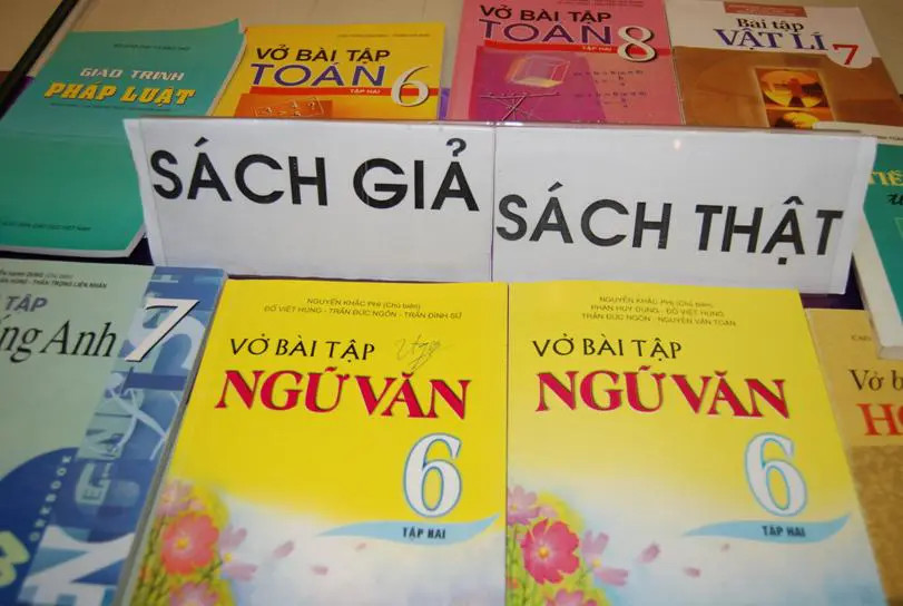 Sách thật, giả khó phân biệt bằng mắt thường.