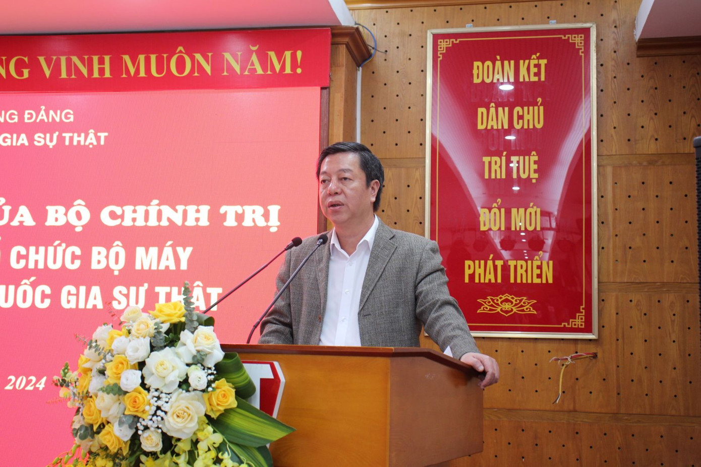 PGS.TS Vũ Trọng Lâm, Giám đốc - Tổng biên tập NXB Chính trị quốc gia Sự thật - phát biểu tại hội nghị.