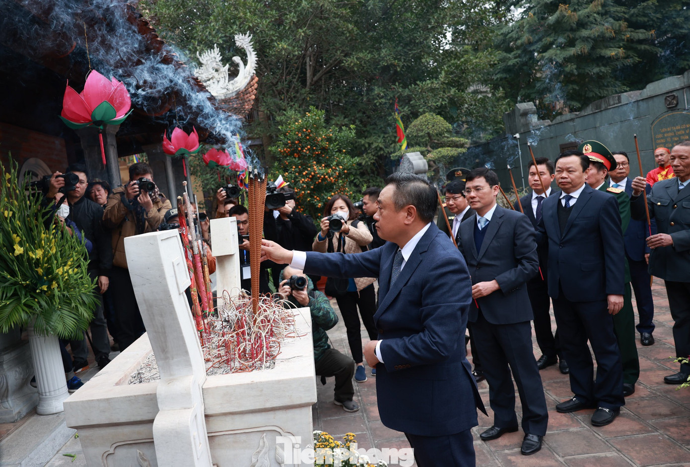 Ông Trần Sỹ Thanh - Chủ tịch UBND TP. Hà Nội - cùng đoàn đại biểu dâng hương tưởng niệm. Ảnh: NHƯ Ý.