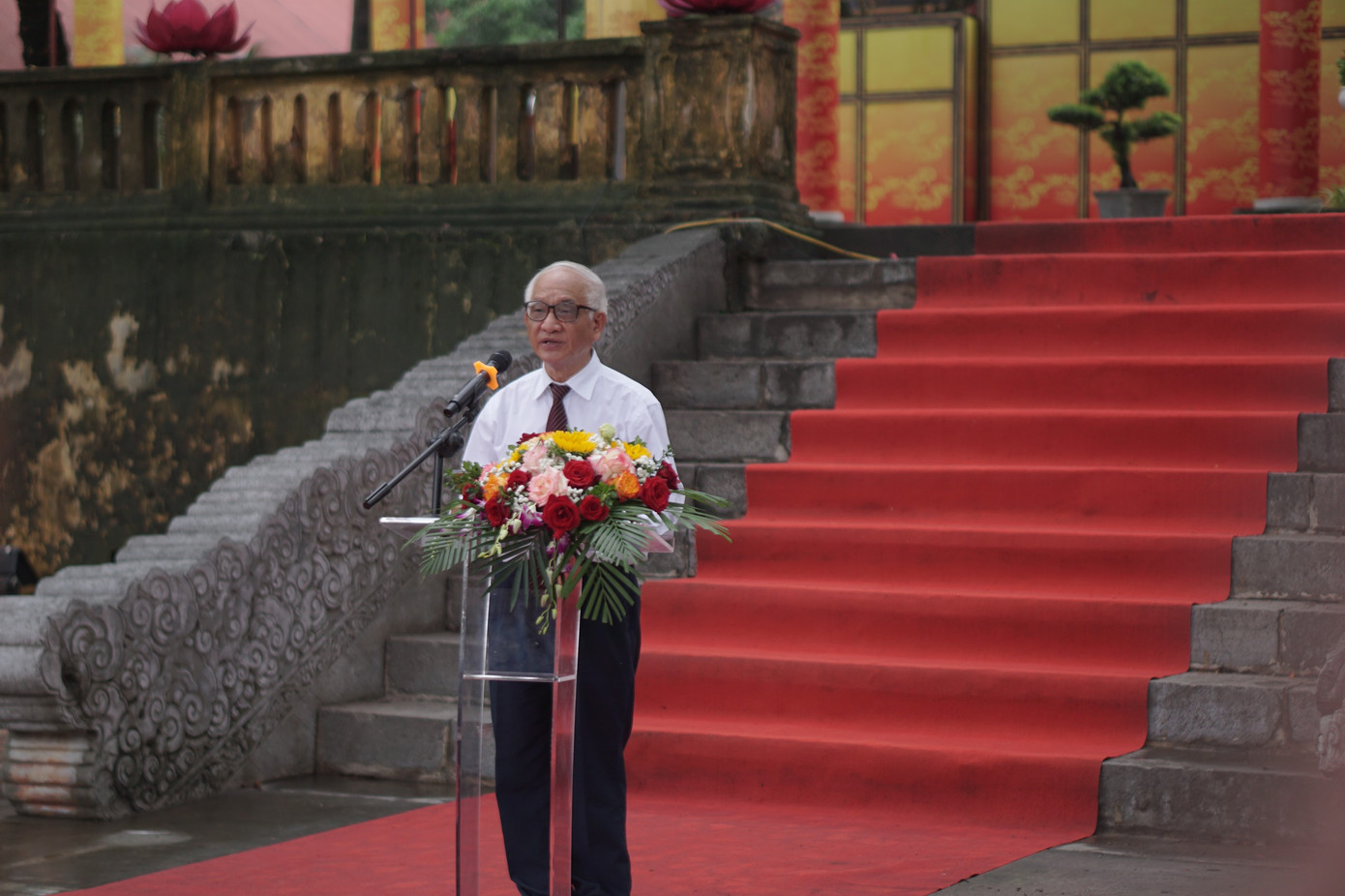 PGS.TS. Trần Đức Cường , Chủ tịch Hội Khoa học, lịch sử Việt Nam bày tỏ: “Chức năng đầu tiên của chiếc quạt là để tạo ra luồng gió mát nhưng đồng thời đối với nhiều người, nhất là phụ nữ, quạt là một dụng cụ để làm duyên. Đối với các tao nhân mặc khách ngày xưa, quạt còn dùng để đề thơ. Ngày xưa, hành động vua ban quạt còn thể hiện sự quan tâm, chăm sóc đồng thời gửi gắm trách nhiệm nào đó, quan trọng là phụng sự đất nước”.