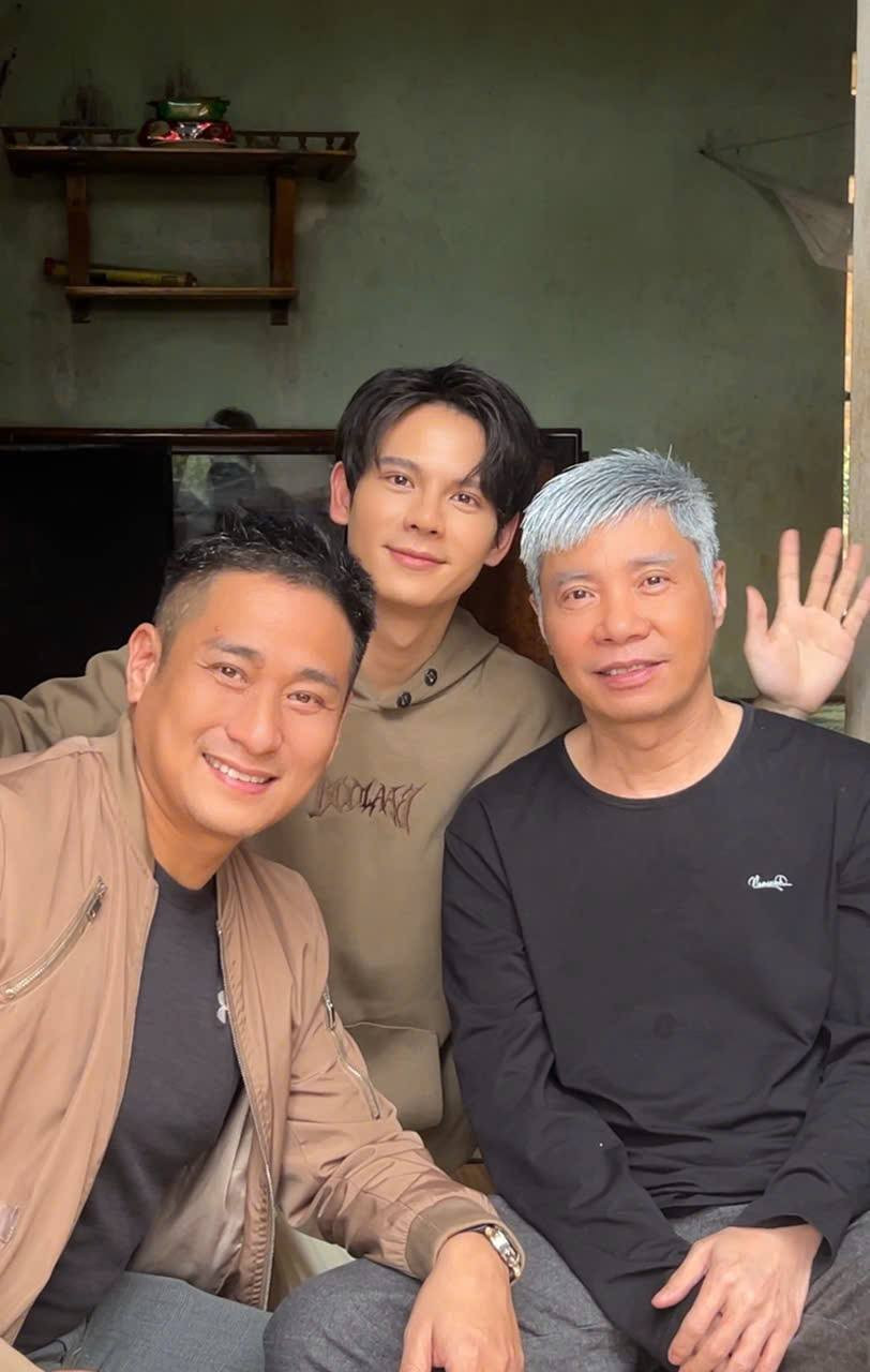 NSND Công Lý cùng diễn viên Minh Tiệp, Thái Vũ trong phim Cha tôi, người ở lại. NSND Công Lý cùng diễn viên Minh Tiệp, Thái Vũ trong phim Cha tôi, người ở lại.