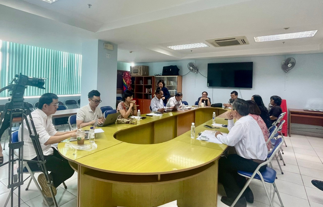 Sau buổi làm việc, bà Lương Thị Hương Lan nói không đồng ý với biên bản làm việc của Hội nhà văn TPHCM. Ảnh: VC TP.HCM. Sau buổi làm việc, bà Lương Thị Hương Lan nói không đồng ý với biên bản làm việc của Hội nhà văn TPHCM. Ảnh: VC TP.HCM.