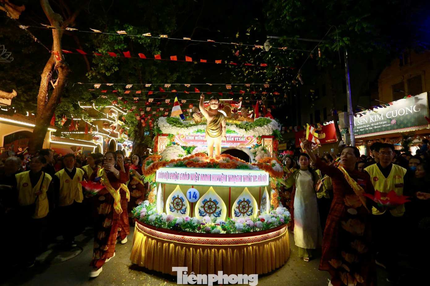 Nhiều người không giấu nổi xúc động khi được chứng kiến khoảnh khắc linh thiêng.